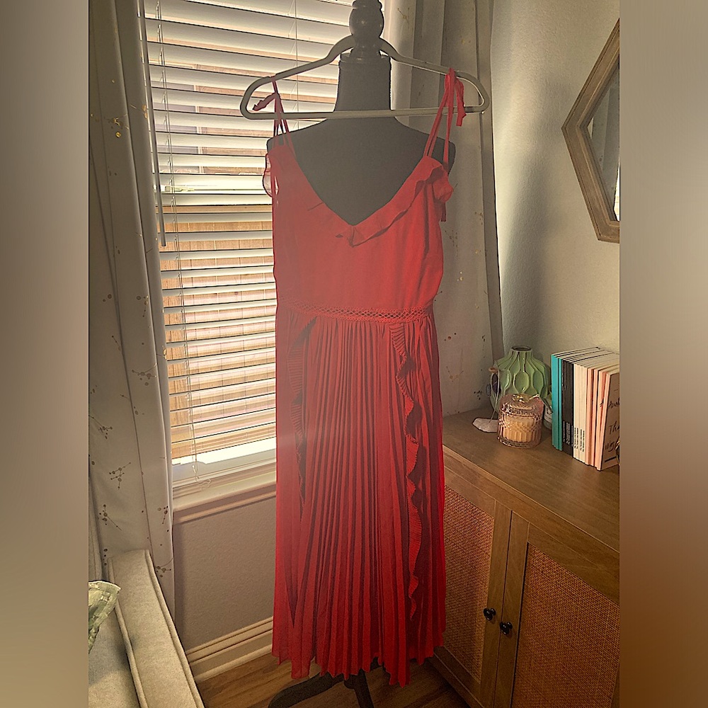 LULUS SIZE M CHERRY RED PLEATED MIDI DRESS